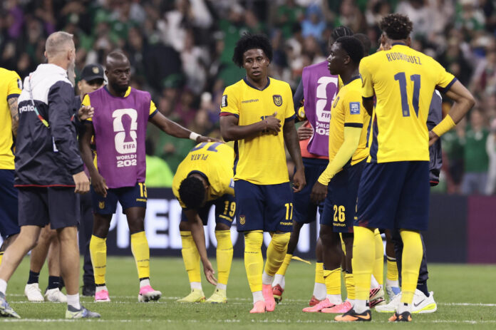 Jugadores de Ecuador lamentan la eliminación de su país en diesiseisavos del Mundial.. EFE/ Jose Mendez
