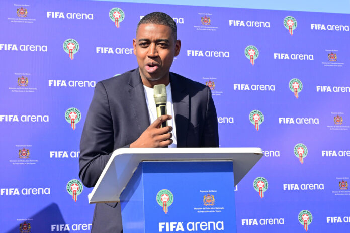 Fotografía cedida por la FIFA que muestra al exjugador suizo-caboverdiano Gelson Fernandes hablando durante la inauguración de la FIFA Arena. EFE/ FIFA/
