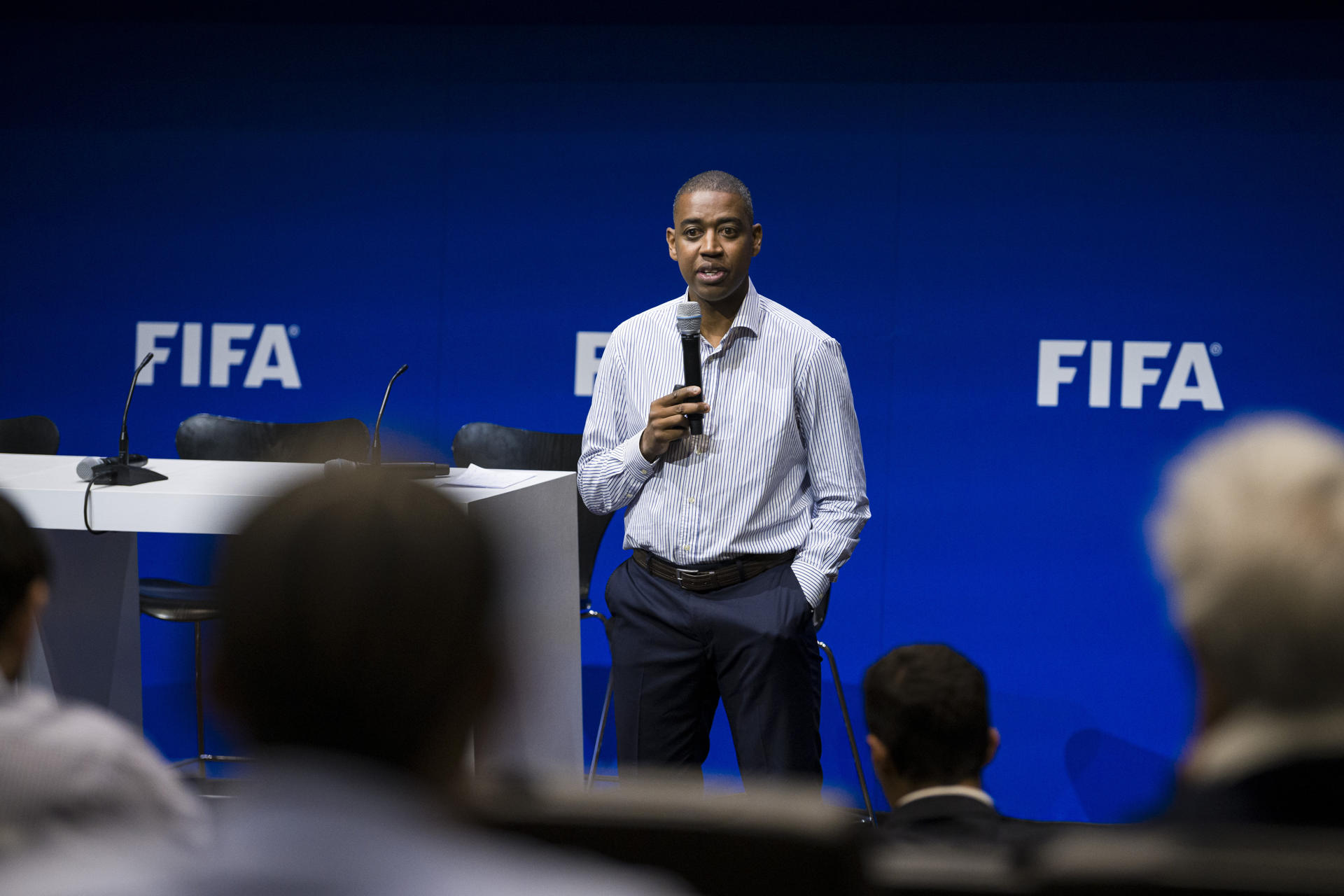 Fotografía cedida por la FIFA que muestra al exjugador suizo-caboverdiano Gelson Fernandes hablando durante una reunión en Zurich (Suiza).EFE/ Marcio Machado FIFA/
