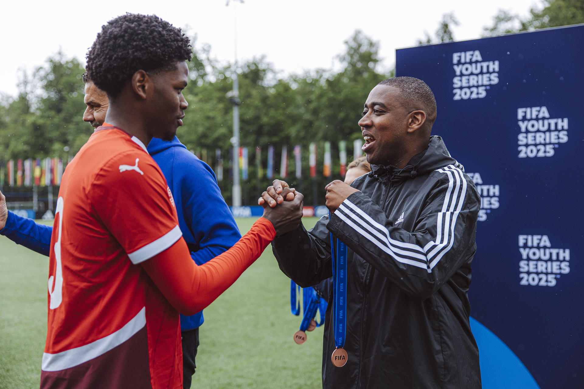 Fotografía cedida por la FIFA que muestra al exjugador suizo-caboverdiano Gelson Fernandes (d). EFE/ Ryan Maternini FIFA
