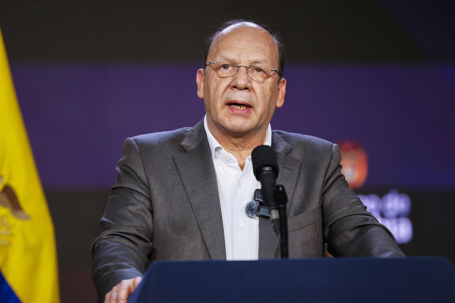 El ministro de Hacienda saliente, Germán Ávila, habla durante una rueda de prensa en Bogotá (Colombia). EFE/ Carlos Ortega
