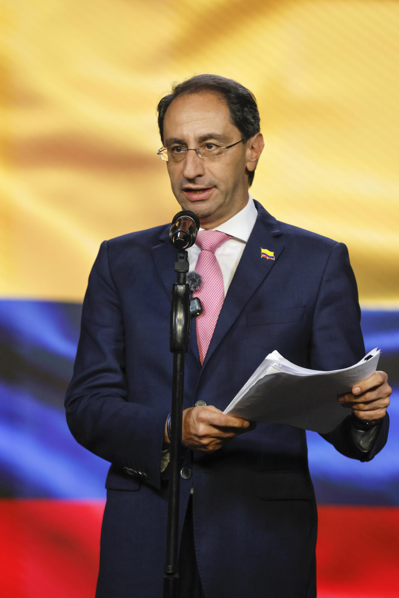 El vicepresidente electo de Colombia, José Manuel Restrepo, habla durante una rueda de prensa en Bogotá (Colombia). EFE/ Carlos Ortega
