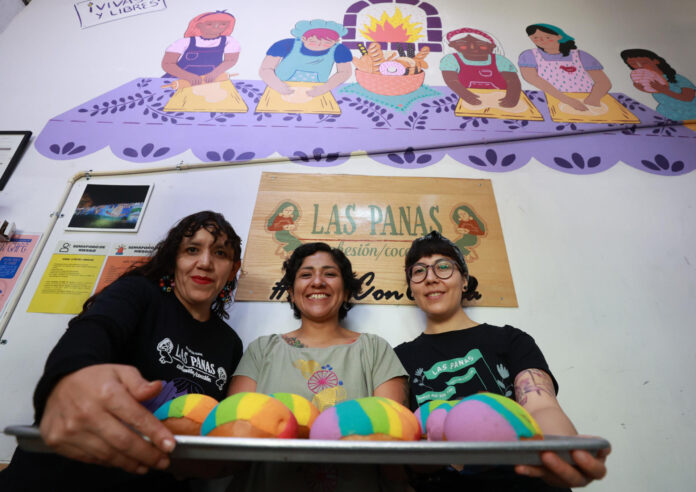 Las reposteras Dulce (i), Rosalía Trujano Ortega (c), y Alma Ponce, posan durante una entrevista con EFE este miércoles, en Ciudad de México (México). EFE/ Mario Guzmán

