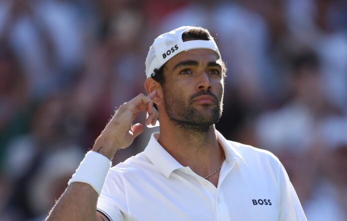 El italiano Matteo Berrettini, finalista en el 2021, celebra su victoria en la segunda ronda del torneo de Wimbledon. EFE/EPA/ADAM VAUGHAN
