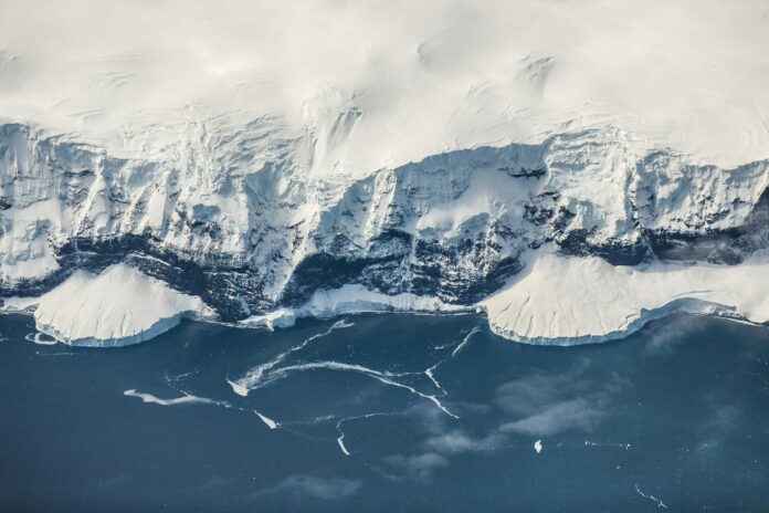 El hielo antártico se encuentra con la costa rocosa. Los investigadores rastrearon las características del paisaje desde el escarpe costero de dos kilómetros de altura de la Tierra de la Reina Maud hasta las montañas subglaciales de Gamburtsev, enterradas bajo 1 a 3 km de hielo. Fotografía facilitada por Matt Palmer.
