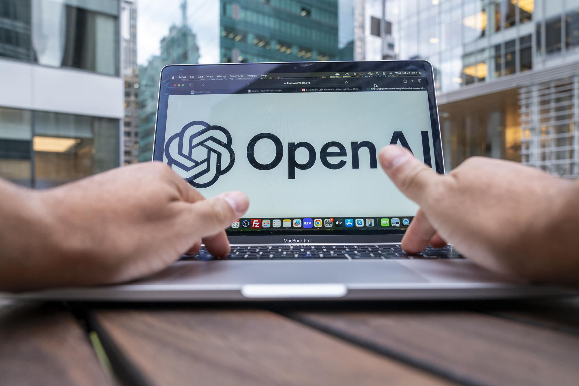 Fotografía de archivo que muestra a una persona revisando su computador con el logo de OpenAI, en Nueva York (Estados Unidos). EFE/ Angel Colmenares