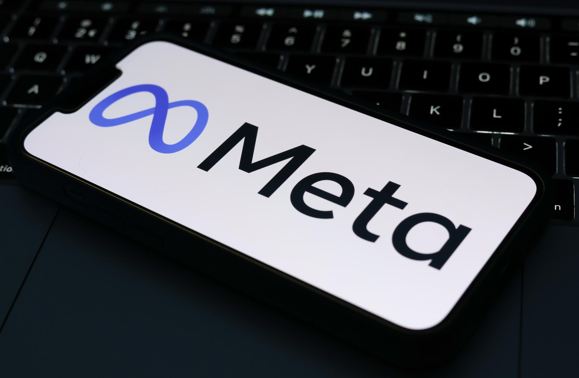 Fotografía de archivo que muestra el logotipo de Meta en un teléfono móvil en Liverpool (Reino Unido). EFE/ Adam Vaughan