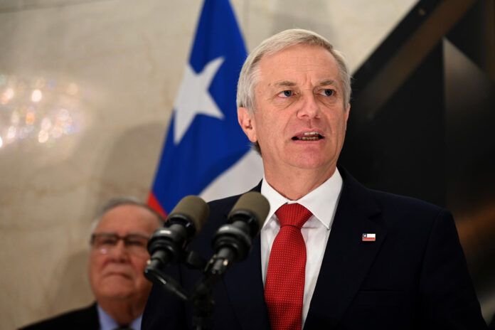 El presidente de Chile, José Antonio Kast, habla durante una conferencia de prensa luego de participar en un encuentro de líderes empresariales y autoridades nacionales e internacionales, en Montevideo (Uruguay). EFE/ Federico Gutiérrez
