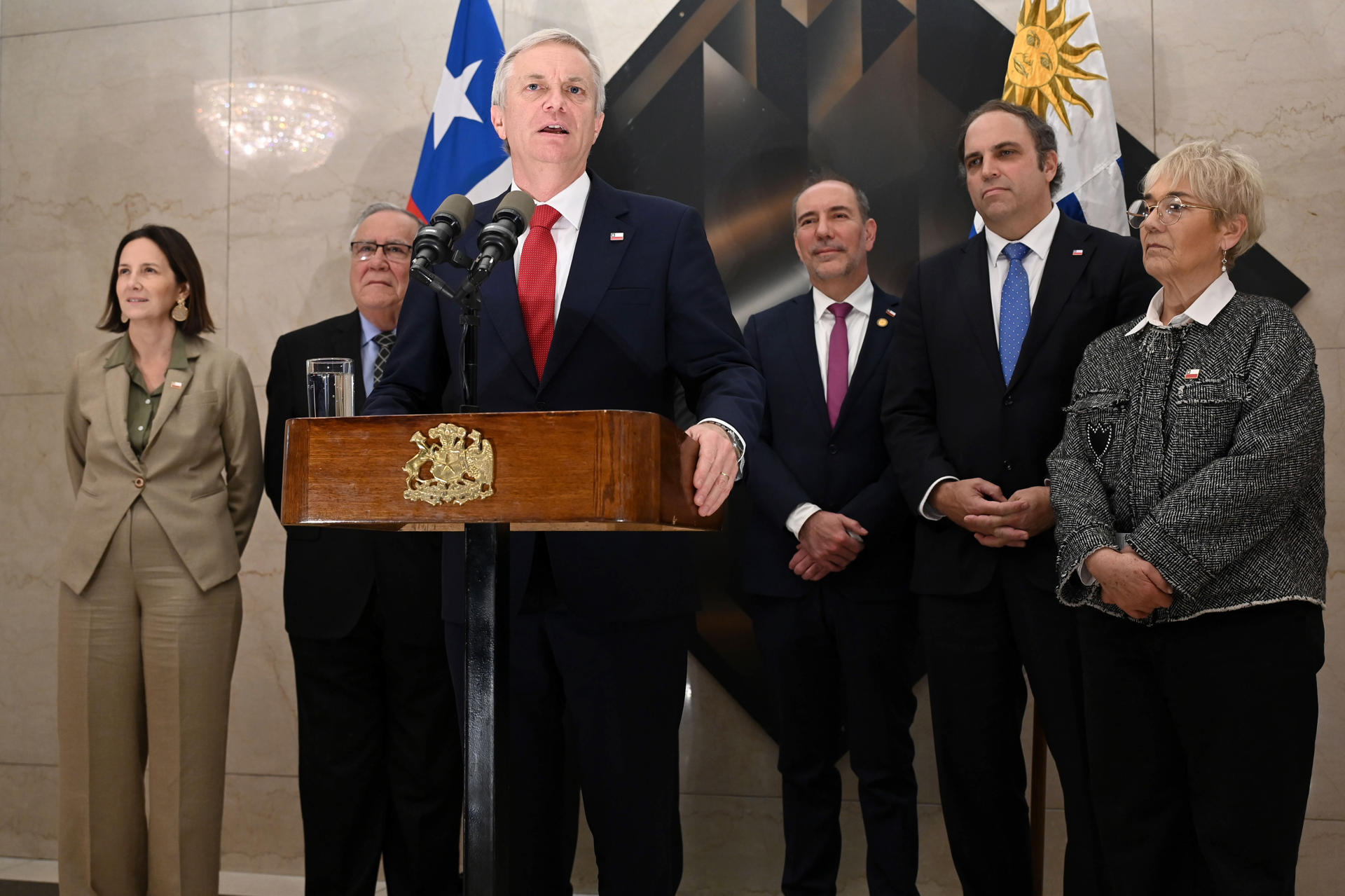 El presidente de Chile, José Antonio Kast (c), habla durante una conferencia de prensa luego de participar en un encuentro de líderes empresariales y autoridades nacionales e internacionales, en Montevideo (Uruguay). EFE/ Federico Gutiérrez
