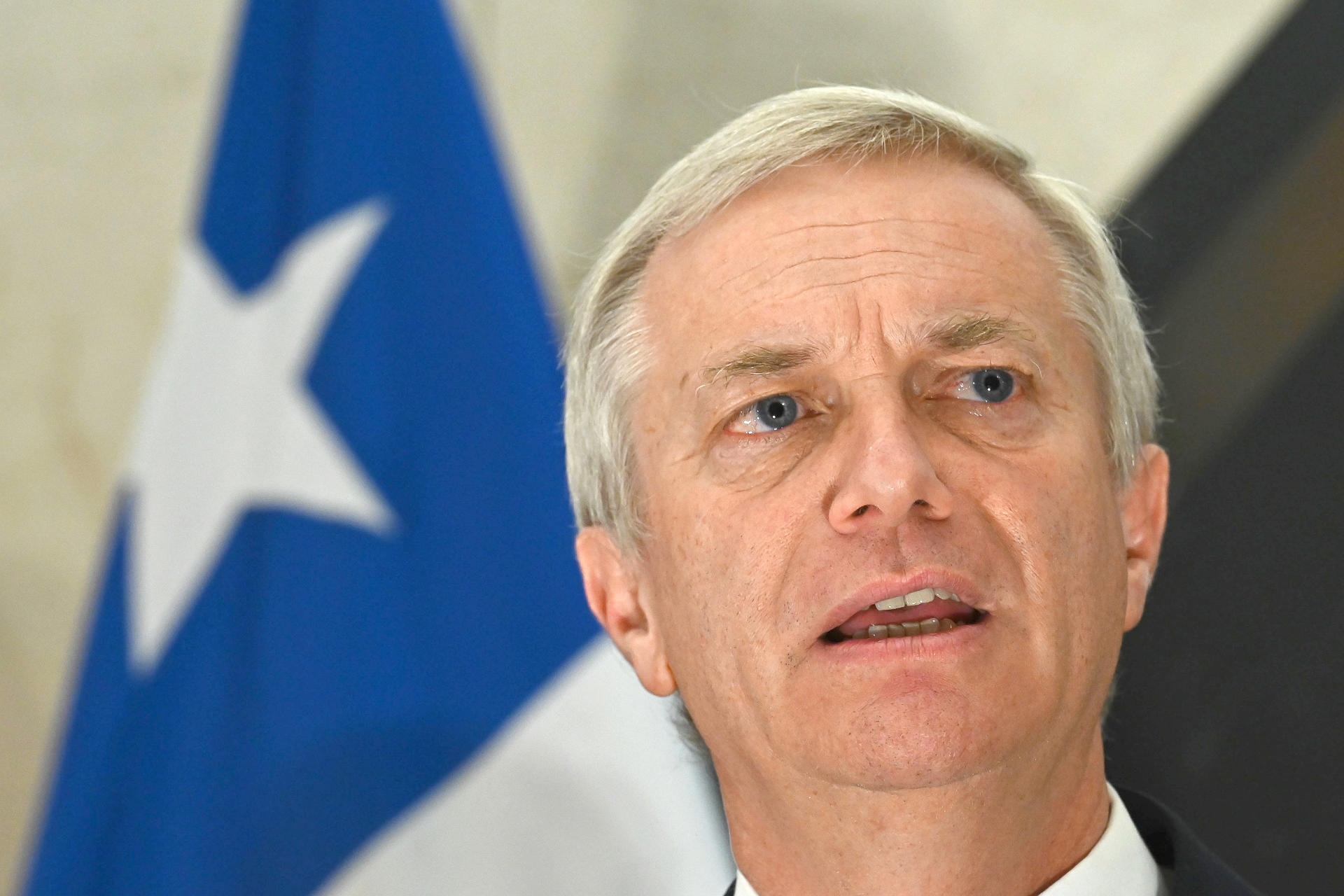 El presidente de Chile, José Antonio Kast, habla durante una conferencia de prensa luego de participar en un encuentro de líderes empresariales y autoridades nacionales e internacionales, en Montevideo (Uruguay). EFE/ Federico Gutiérrez
