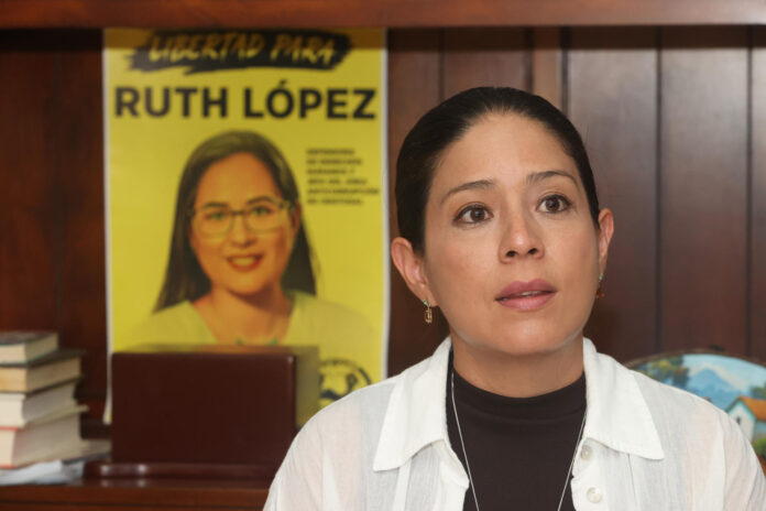 Claudia López, hermana de la también defensora de derechos humanos, la abogada Ruth López, habla durante una entrevista con EFE en San Salvador (El Salvador). EFE/ Javier Aparicio
