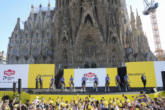 El equipo Alpecin - Premier Tech durante la presentación de los equipos que van a disputar el Tour de Francia 2026, este jueves frente a la Sagrada Familia en Barcelona. EFE/ Alejandro García
