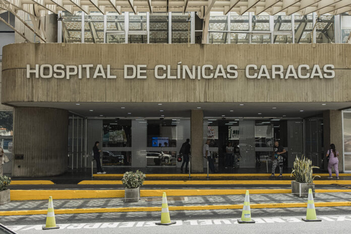 Fotografía que muestra la entrada del Hospital de Clínicas Caracas este 2 de julio de 2026, en Caracas (Venezuela). EFE/ Henry Chirinos
