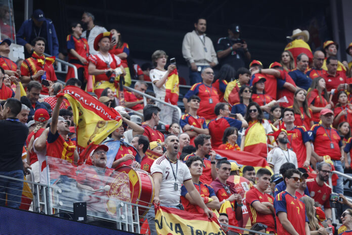 Aficionados españoles antes del partido de la eliminatoria del Mundial 2026 que las selecciones nacionales de España y Austria disputaron en el Estadio Los Ángeles (EEUU). EFE/Lavandeira Jr
