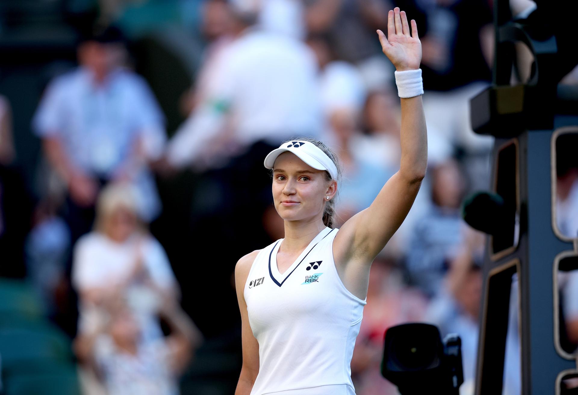 La kazaja Elena Rybakina, en su partido de segunda ronda del torneo de Wimbledon, Londres. EFE/EPA/ADAM VAUGHAN
