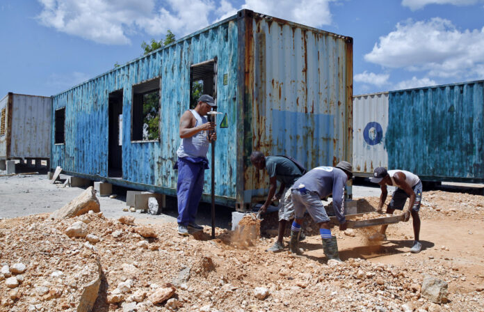 Fotografía del 25 de junio de 2026 de personas construyendo una vivienda en un contenedor en La Habana, (Cuba). EFE/ Ernesto Mastrascusa
