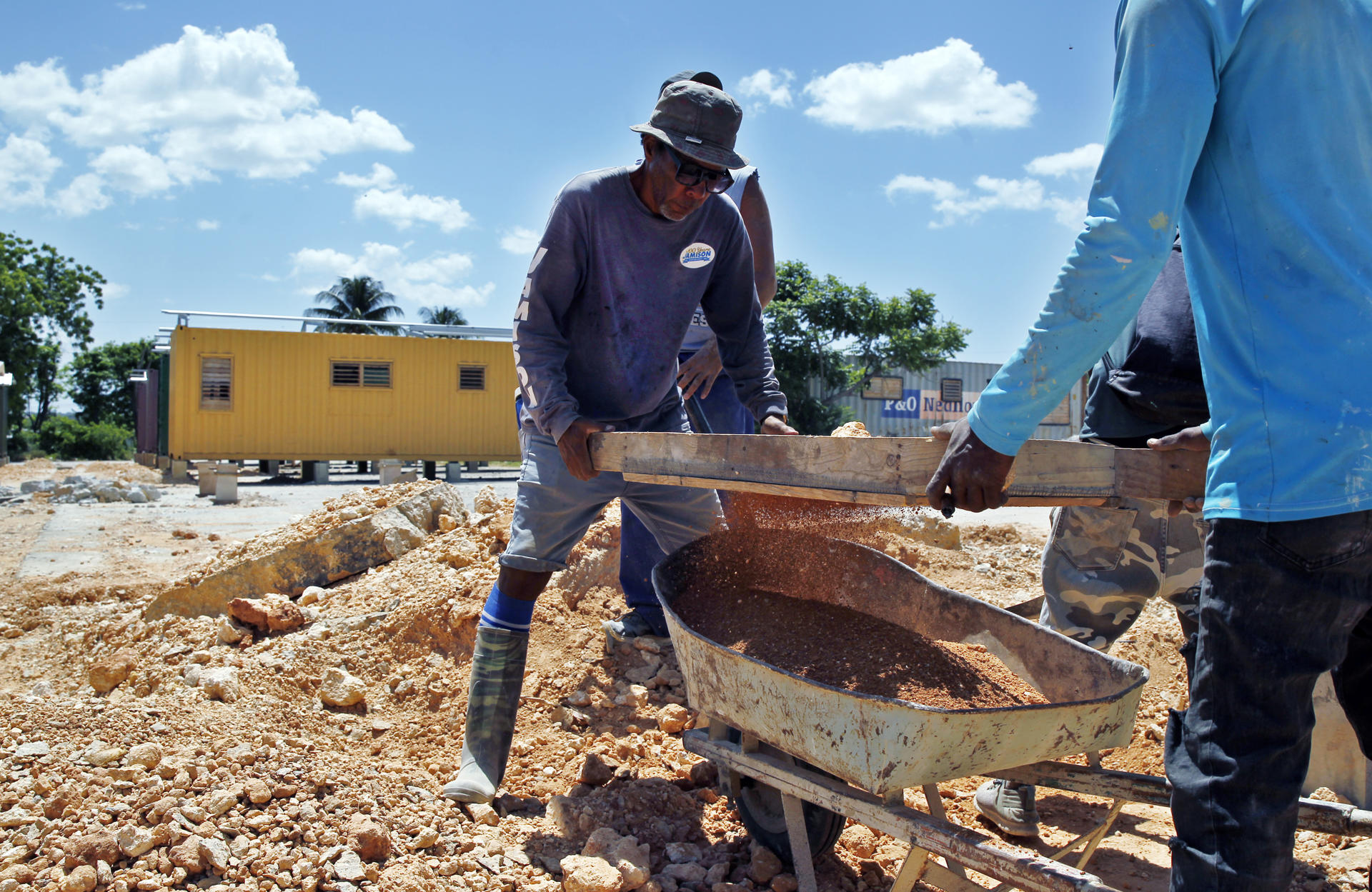 Fotografía del 25 de junio de 2026 de personas construyendo una vivienda en un contenedor en La Habana, (Cuba). EFE/ Ernesto Mastrascusa