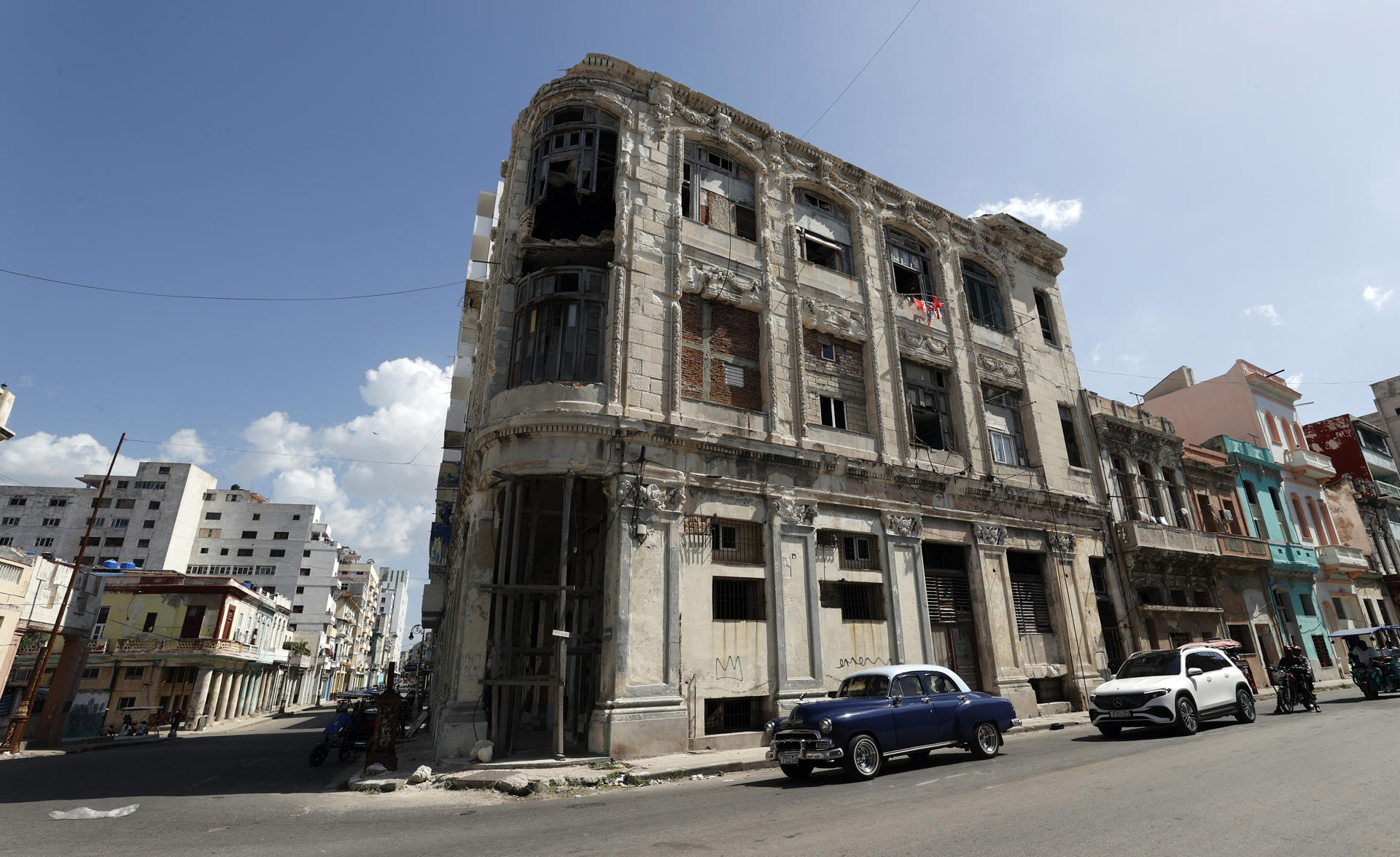 Fotografía del 25 de junio de 2026 de un edificio antiguo en La Habana (Cuba). EFE/ Ernesto Mastrascusa
