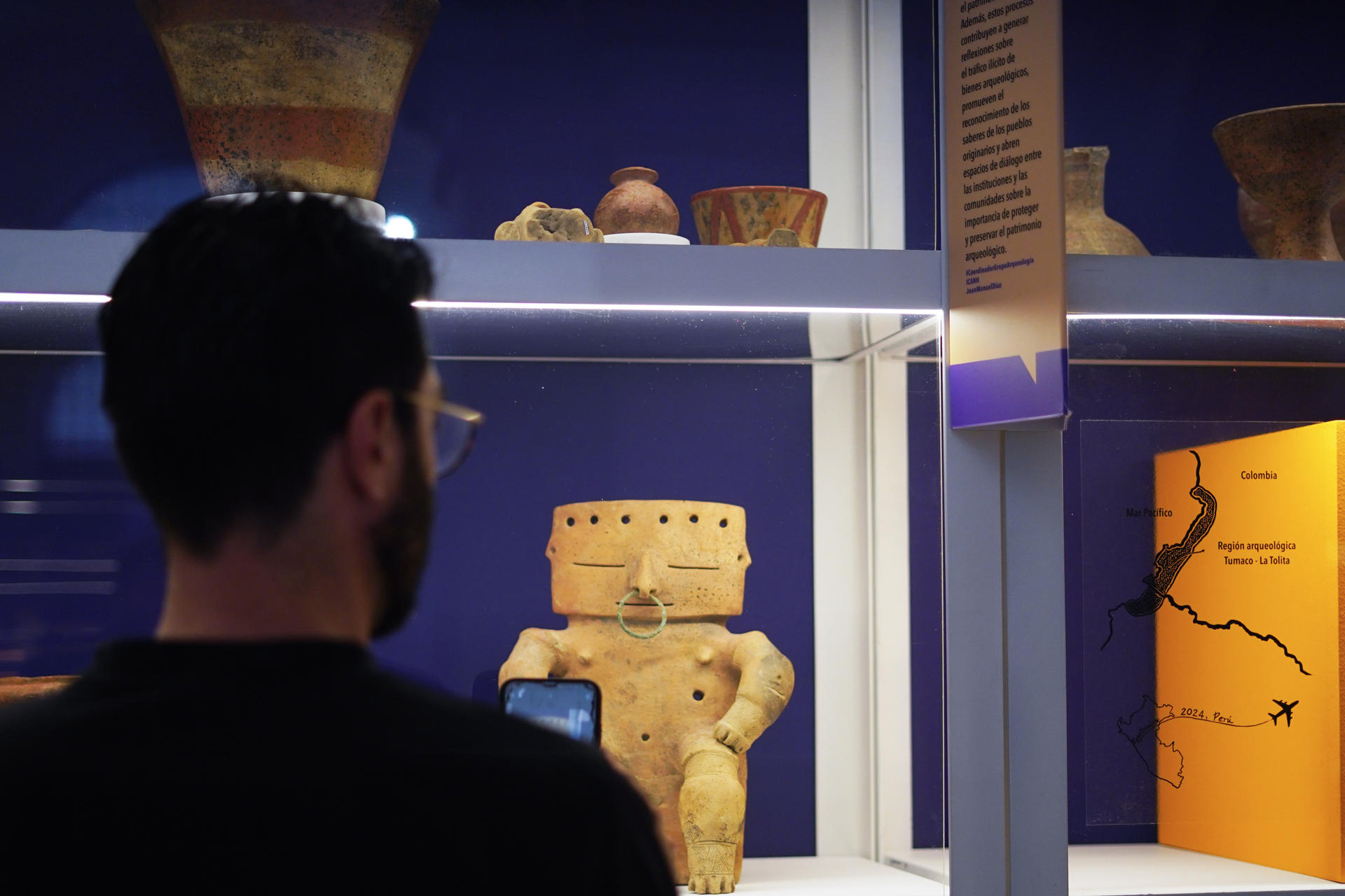 Una persona observa piezas de la exposición 'Pasados en retorno' este jueves, en Bogotá (Colombia). EFE/ Pablo R. Seco

