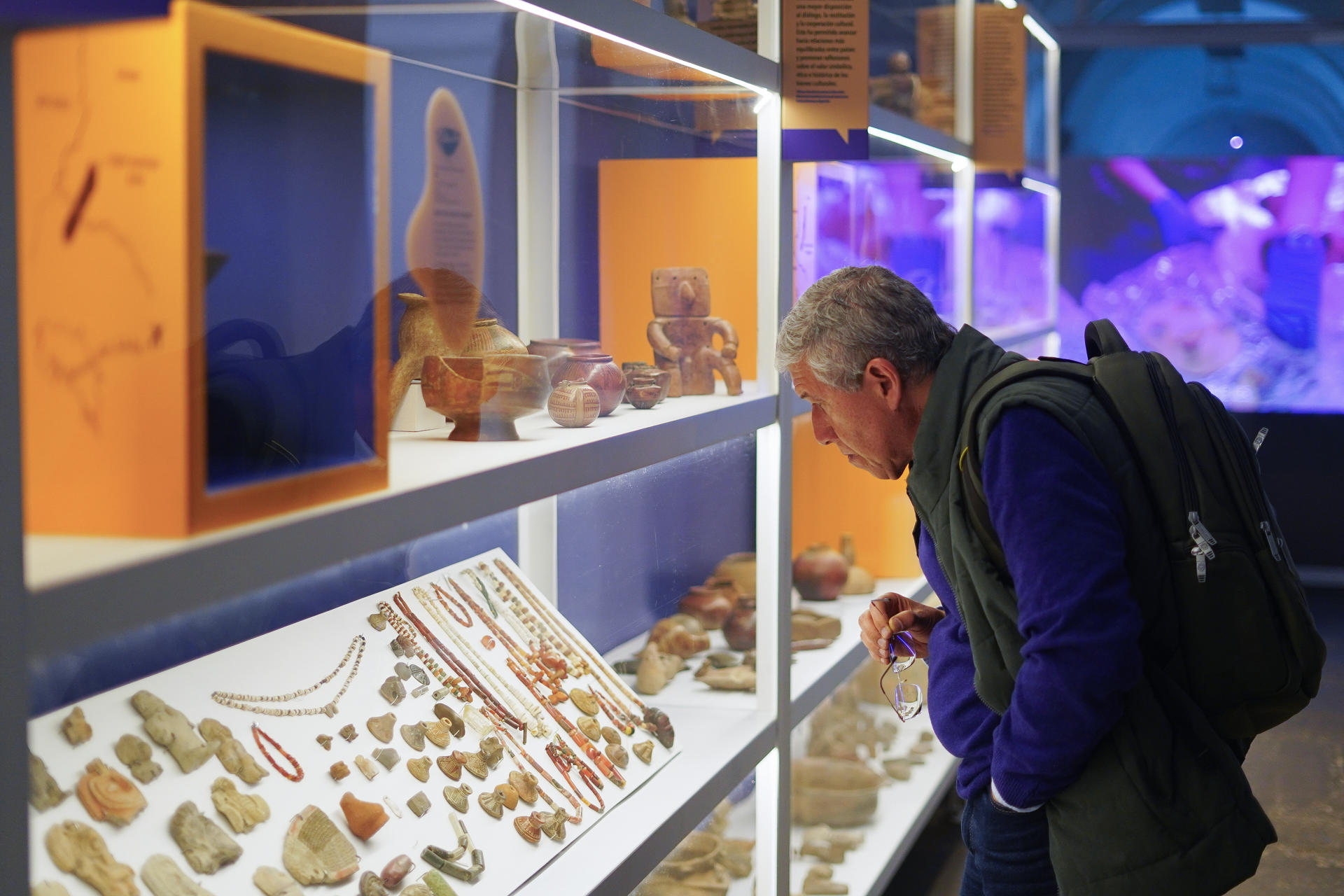 Una persona observa piezas de la exposición 'Pasados en retorno' este jueves, en Bogotá (Colombia). EFE/ Pablo R. Seco
