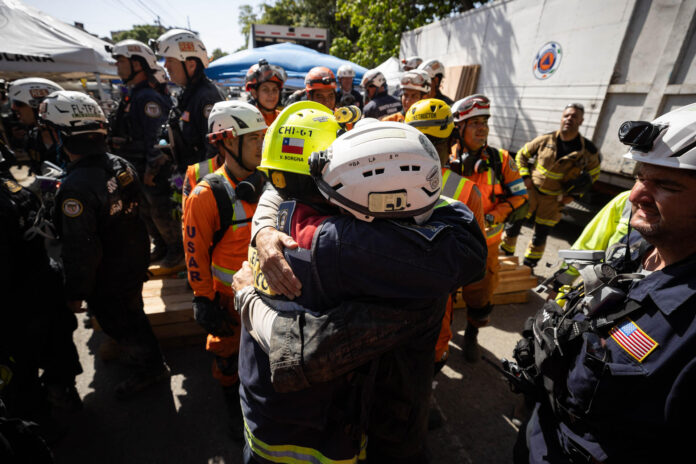 Rescatistas reaccionan al trasladar a un superviviente de los terremotos en Venezuela, tras ocho días bajo los escombros de un edificio y una operación de salvamento de casi 72 horas, este 2 de julio de 2026 en Catia La Mar (Venezuela). EFE/ Ronald Peña R
