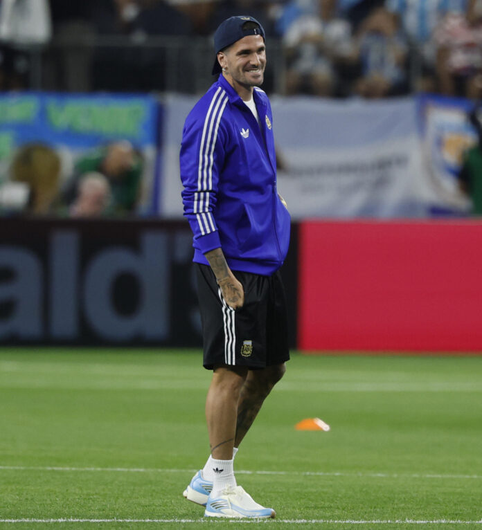 El mediocentro Rodrigo De Paul elogió este jueves la influencia de Lionel Messi en el fútbol mundial a horas de enfrentar a Cabo Verde por un cupo en los octavos de final del Mundial. EFE/ Mariscal
