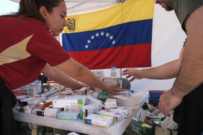 Un grupo de ciudadanos venezolanos residentes en Tenerife. EFE/Alberto Valdés
