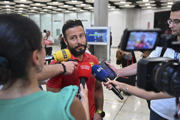 Eugenio Mantero, secretario de la ONG Bomberos para el Mundo en España, atiende a los medios a  su llegada al aeropuerto de Madrid-Barajas junto a otros voluntarios y sus dos perros, tras trabajar en labores de rescate en la zona más devastada por los terremotos en Venezuela. EFE/Fernando Villar
