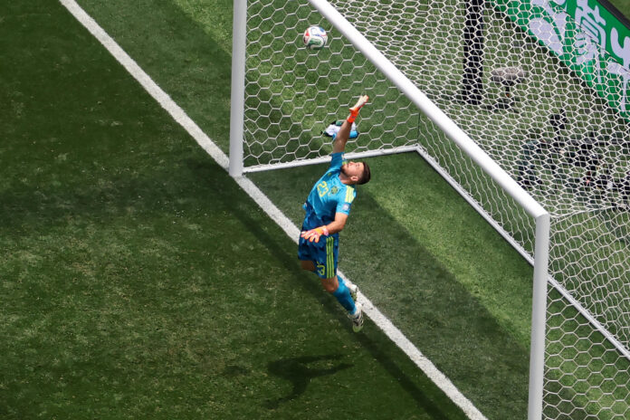Unai Simón de España controla el balón este jueves, en un partido por los dieciseisavos de final del Mundial de la FIFA 2026 entre España y Austria en el estadio SoFi en Los Ángeles (Estados Unidos). EFE/ David Toro
