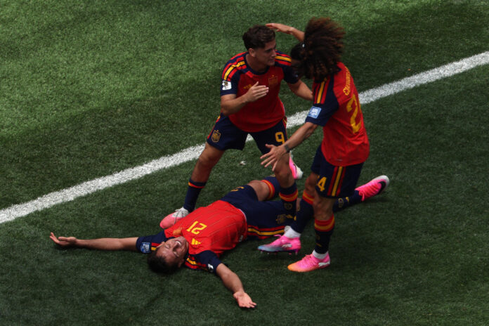 Mikel Oyarzabal (i) de España celebra un gol este jueves, en un partido por los dieciseisavos de final del Mundial de la FIFA 2026 entre España y Austria en el estadio SoFi en Los Ángeles (Estados Unidos). EFE/ David Toro
