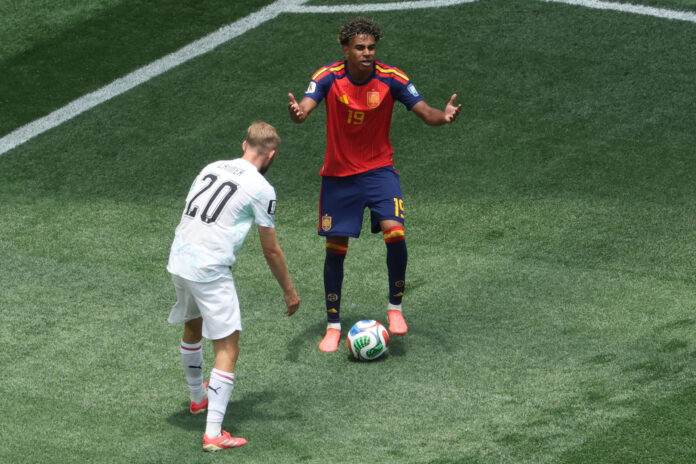 Lamine Yamal (c) de España disputa el balón con Konrad Laimer de Austria este jueves, en un partido por los dieciseisavos de final del Mundial de la FIFA 2026 entre España y Austria en el estadio SoFi en Los Ángeles (Estados Unidos). EFE/ David Toro
