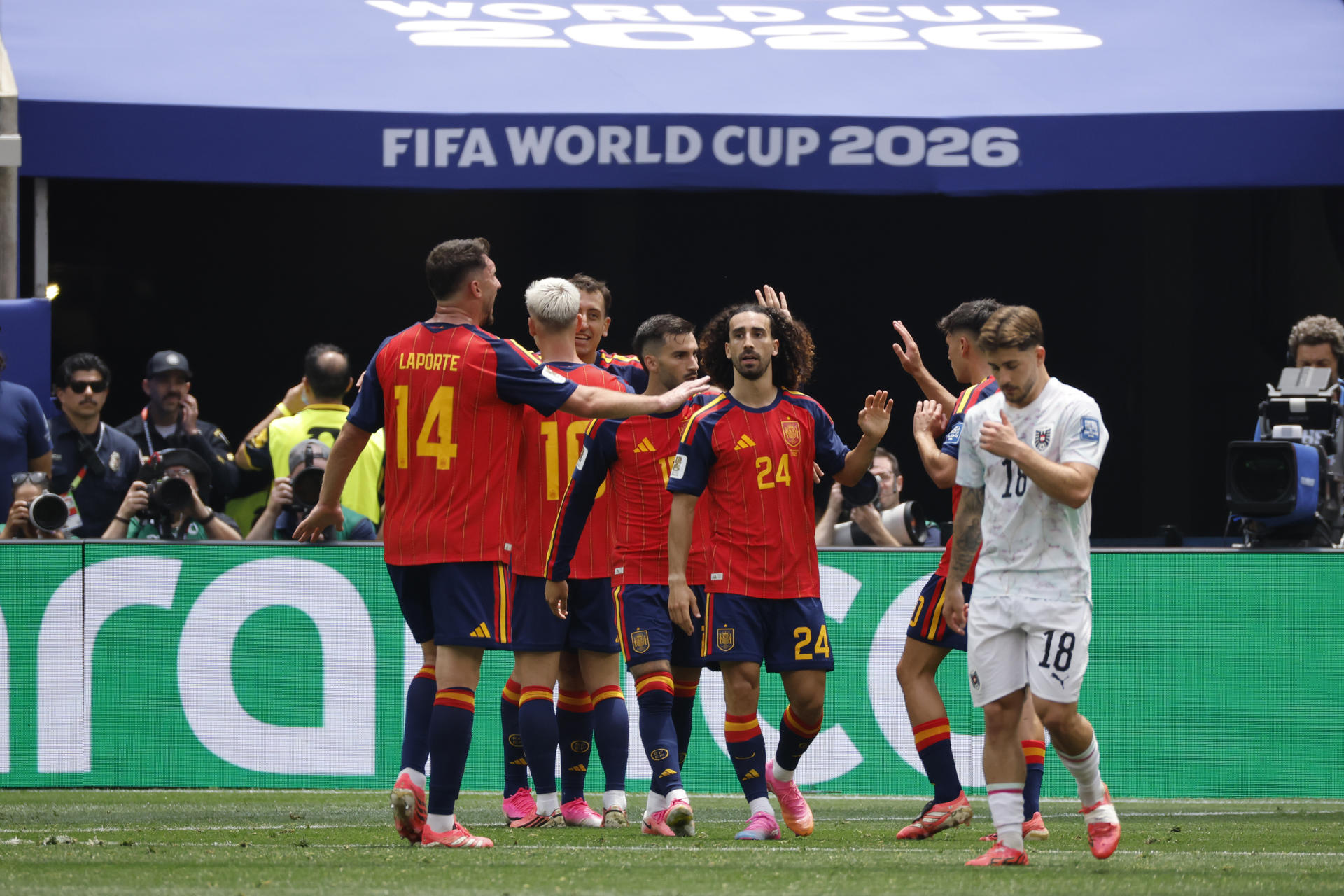 Jugadores de España celebran un gol de Mikel Oyarzabal este jueves, en un partido por los dieciseisavos de final del Mundial de la FIFA 2026 entre España y Austria en el estadio SoFi en Los Ángeles (Estados Unidos). EFE/ Lavandeira Jr
