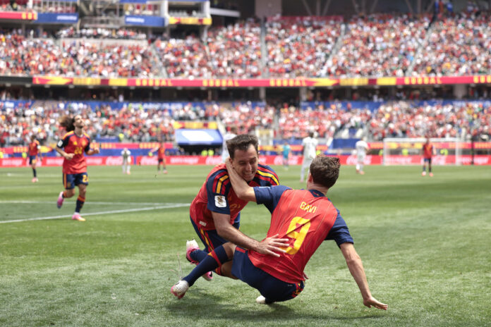 Mikel Oyarzabal (i) de España celebra un gol con su compañero Gavi este jueves, en un partido por los dieciseisavos de final del Mundial de la FIFA 2026 entre España y Austria en el estadio SoFi en Los Ángeles (Estados Unidos). EFE/ Lavandeira Jr
