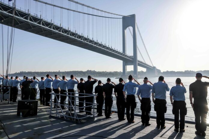 Fotografía divulgada por el Mando Marítimo Aliado de la OTAN (MARCOM) de tripulantes de la fragata alemana FGS Sachsen (F219) durante su visita por el 250 aniversario de la independencia de Estados Unidos en Nueva York (EE.UU.). EFE/OTAN MARCOM
