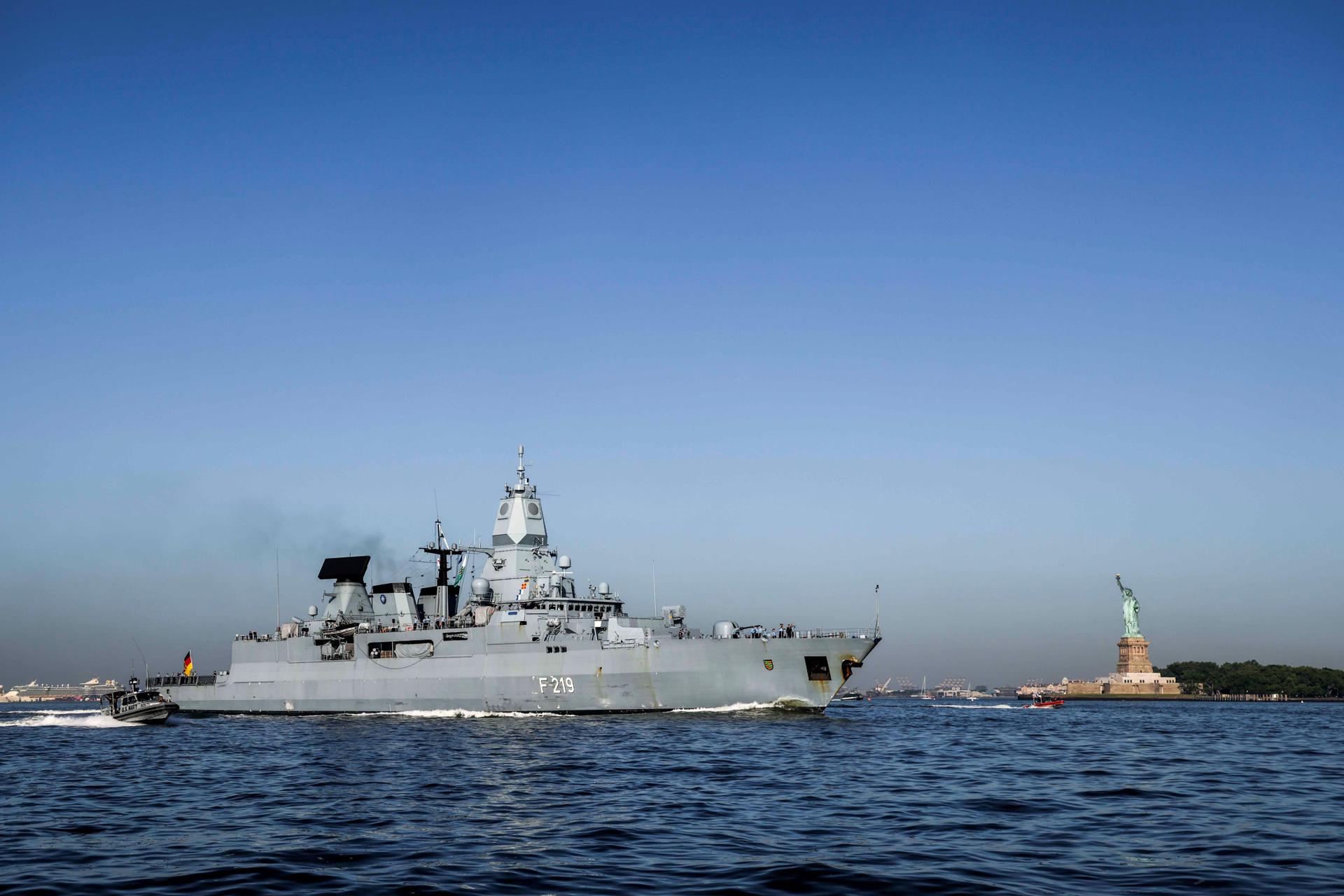 Fotografía divulgada por el Mando Marítimo Aliado de la OTAN (MARCOM) de la fragata alemana FGS Sachsen (F219) durante su llegada a Nueva York (EE.UU.). EFE/OTAN MARCOM
