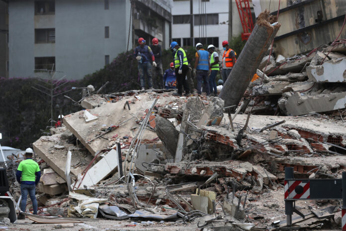 Fotografía de archivo de integrantes de cuerpos de rescate que realizan operaciones de búsqueda en edificaciones afectadas en Caracas (Venezuela). EFE/ Raúl Martínez
