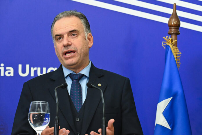 El presidente de Uruguay, Yamandú Orsi, fue captado este 1 de julio, durante una rueda de prensa, en Montevideo (Uruguay). EFE/Federico Gutiérrez
