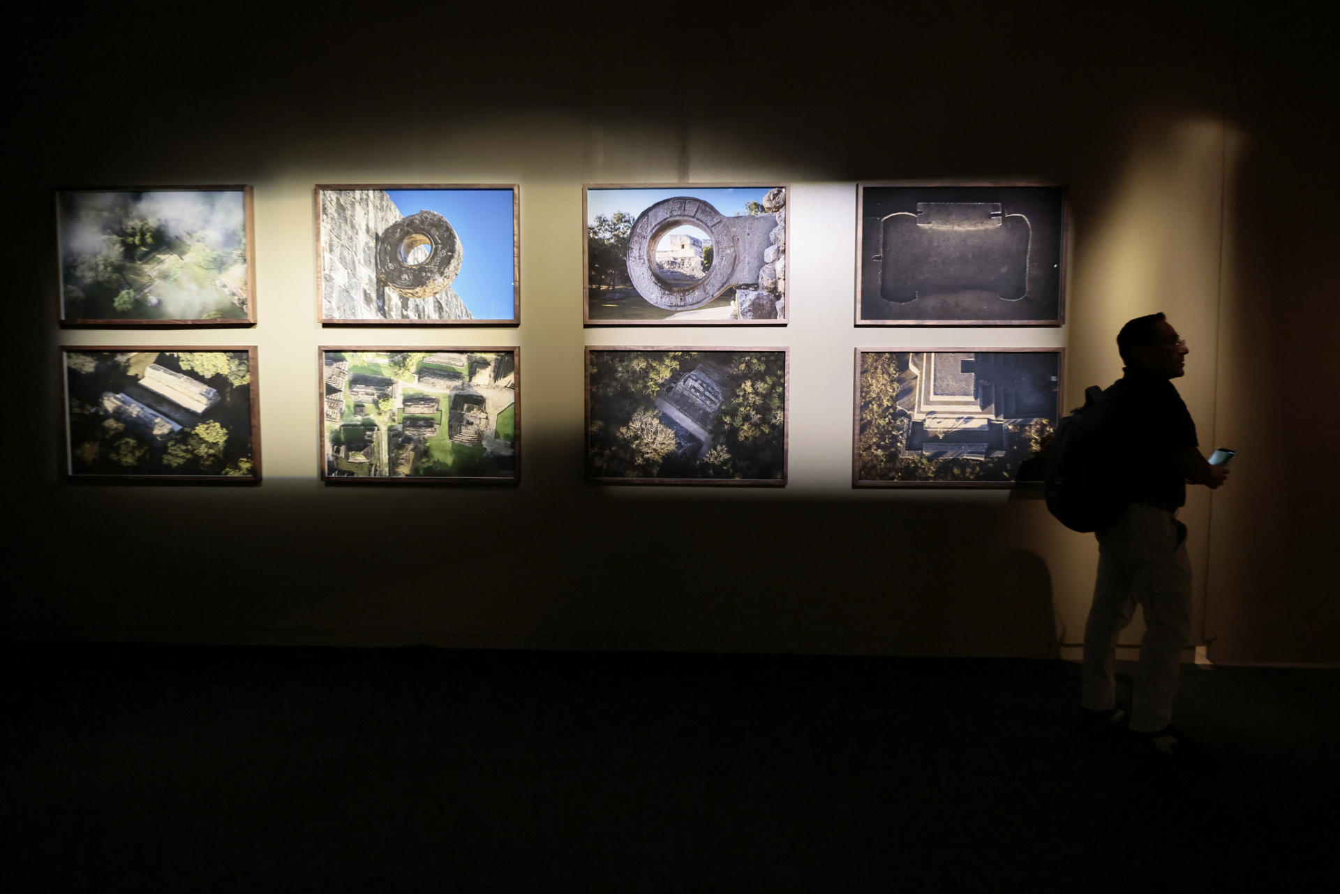 Una persona observa la exposición fotográfica 'Tlachtli, espacios del juego sagrado' del mexicano Santiago Arau que propone una mirada contemporánea al ancestral juego de pelota mesoamericano, este jueves, en el Museo Nacional de Antropología de Ciudad de México (México). EFE/José Méndez
