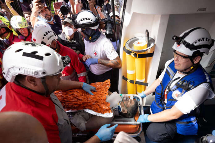 Rescatistas trasladan a un superviviente de los terremotos en Venezuela, tras ocho días bajo los escombros de un edificio y una operación de salvamento de casi 72 horas en Catia La Mar (Venezuela). EFE/ Ronald Peña R
