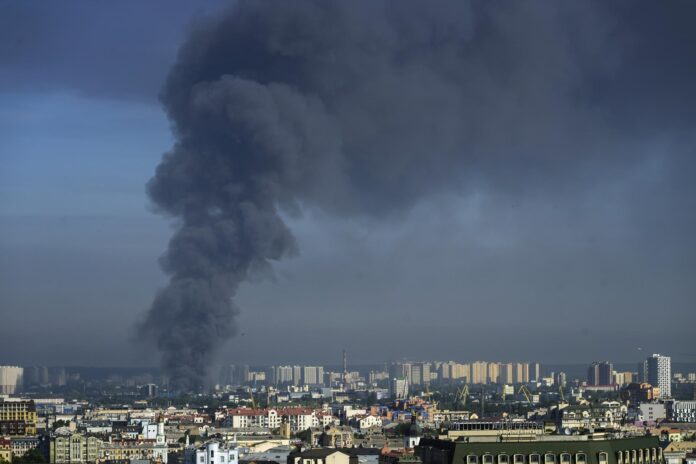 Vista general del humo al elevarse sobre Kiev, este 2 de julio, tras un masivo ataque combinado en el marco de la invasión rusa a Ucrania. EFE/Maxym Marusenko
