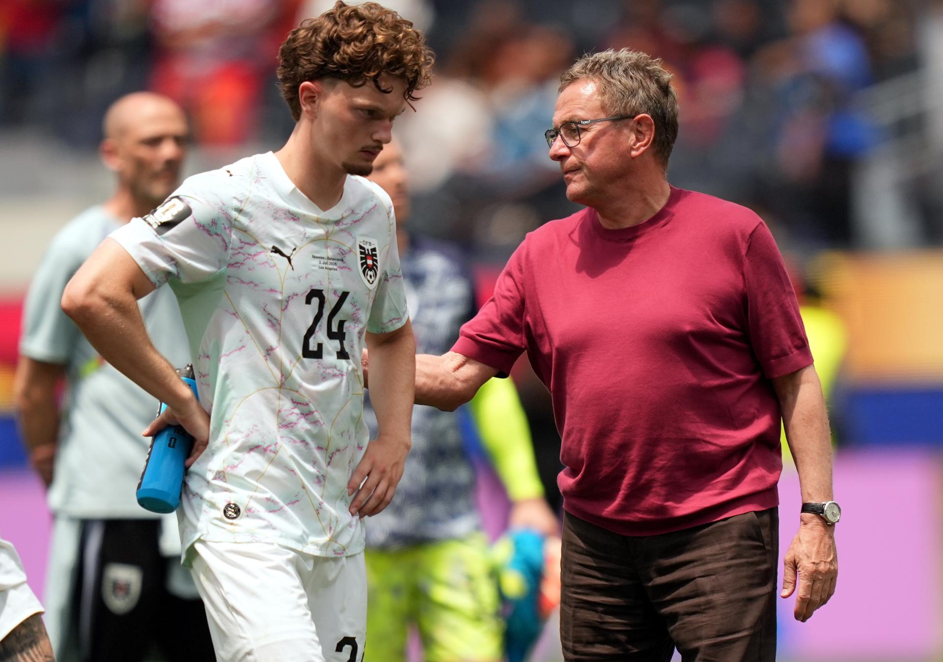 El seleccionador nacional de Austria, Ralf Rangnick (d), y el jugador Paul Wanner reaccionan tras el partido de dieciseisavos de final del Mundial 2026 entre España y Austria, en Los Ángeles (EE.UU.). EFE/SCOTT STRAZZANTE