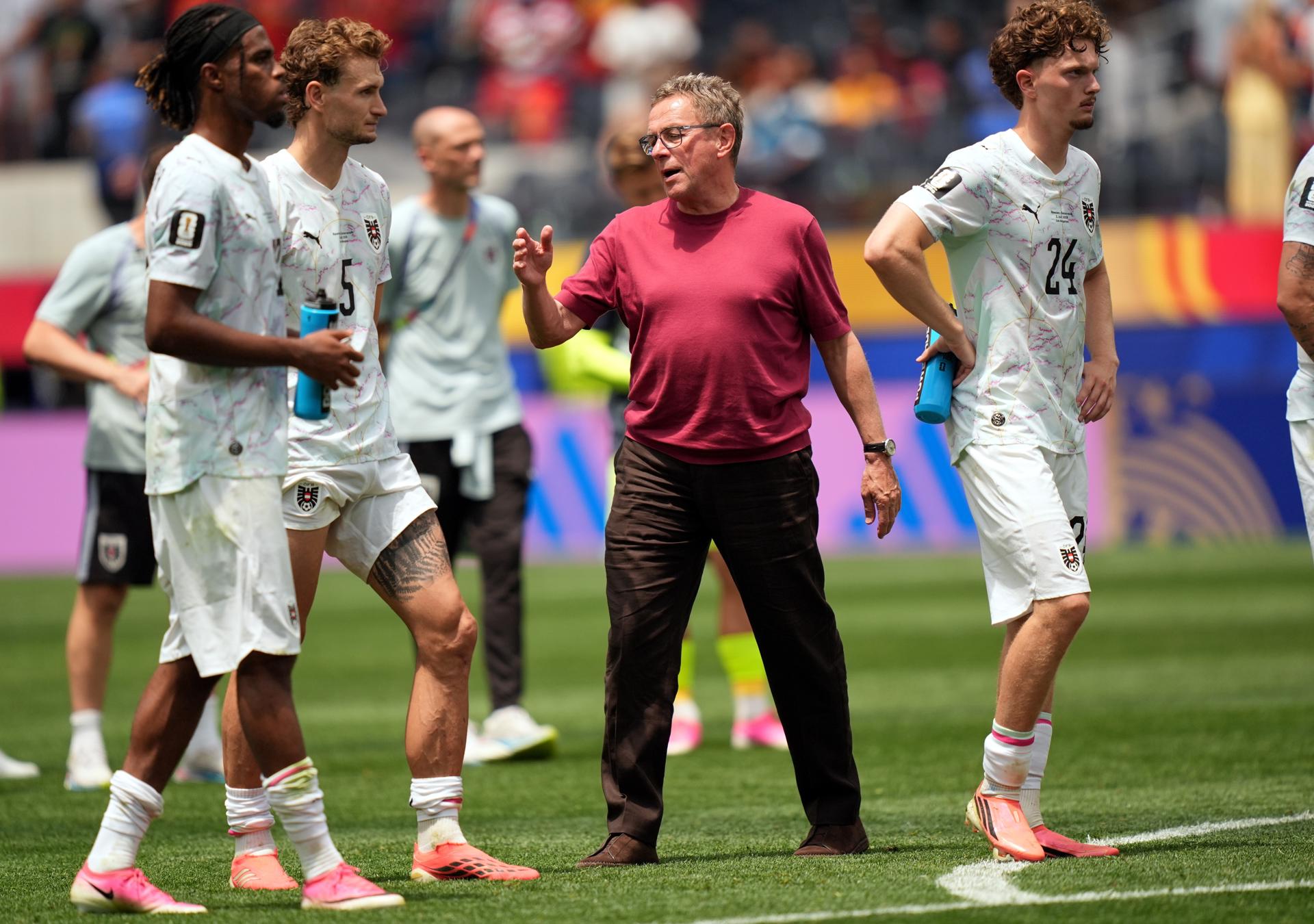 El seleccionador nacional de Austria, Ralf Rangnick (c), y sus jugadores reaccionan tras el partido de dieciseisavos de final del Mundial 2026 entre España y Austria, en Los Ángeles (EE.UU.). EFE/SCOTT STRAZZANTE