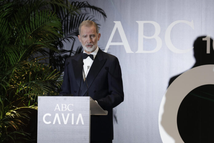 El rey Felipe VI durante la gala de los premios ABC de Periodismo celebrada este jueves en Madrid. EFE/Juanjo Martín POOL
