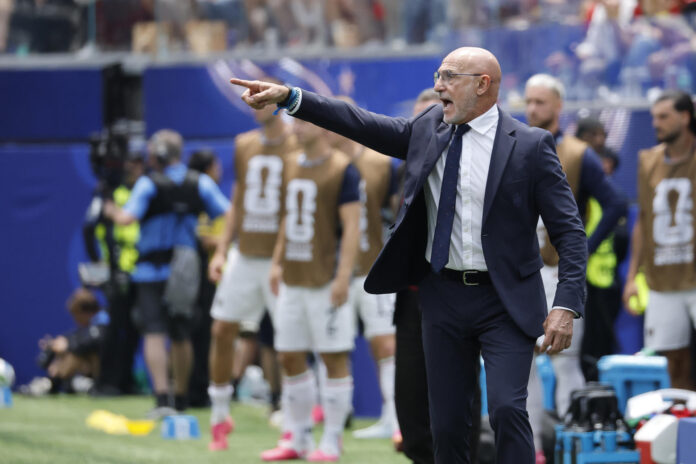 El seleccionador de España, Luis de la Fuente, dirige este jueves un partido por los dieciseisavos de final del Mundial de la FIFA 2026 ante Austria. EFE/ Lavandeira Jr
