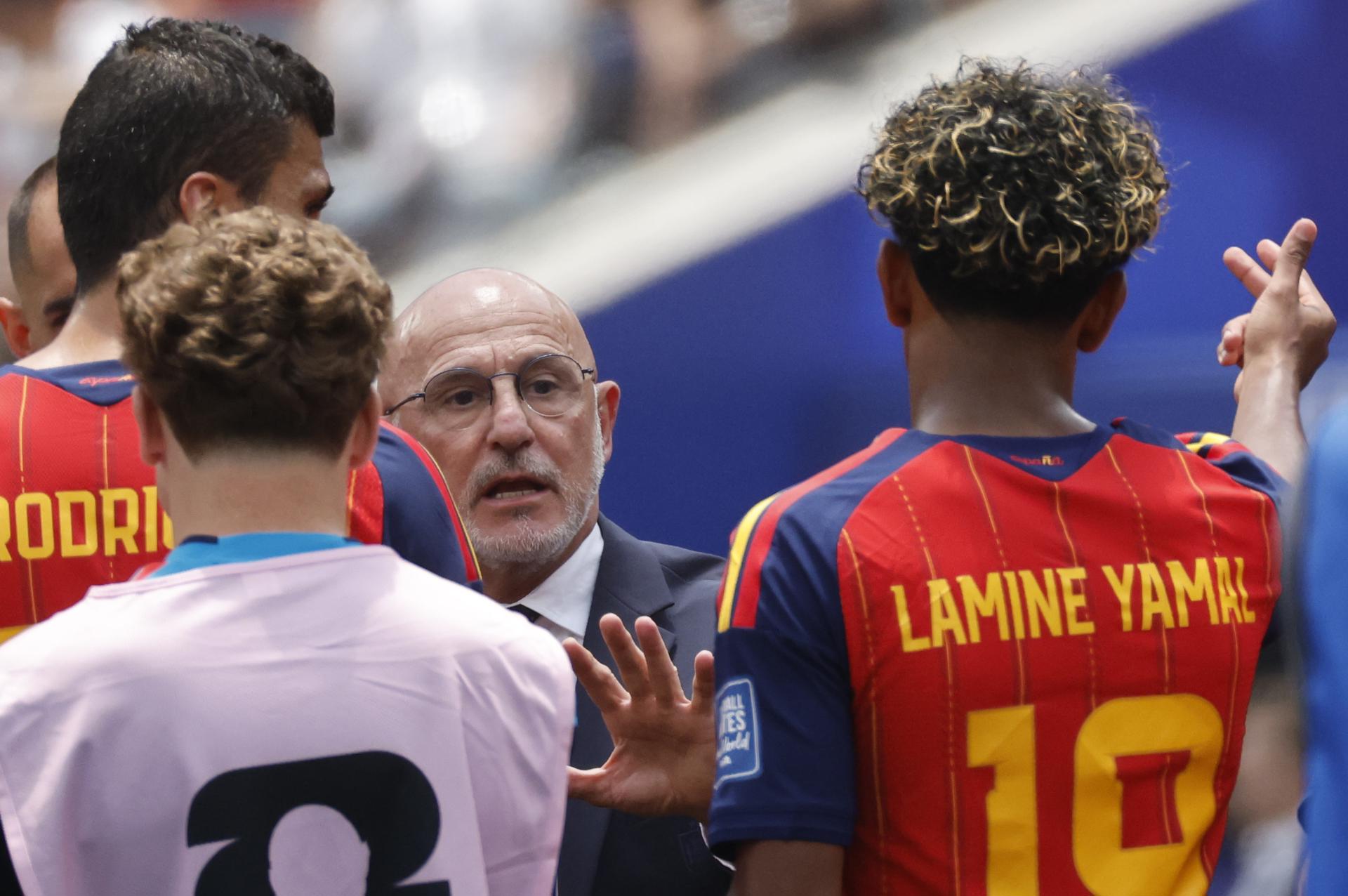El seleccionador de España, Luis de la Fuente (c), habla con Lamine Yamal (d) este jueves en un partido por los dieciseisavos de final del Mundial de la FIFA 2026 ante Austria. EFE/ Lavandeira Jr
