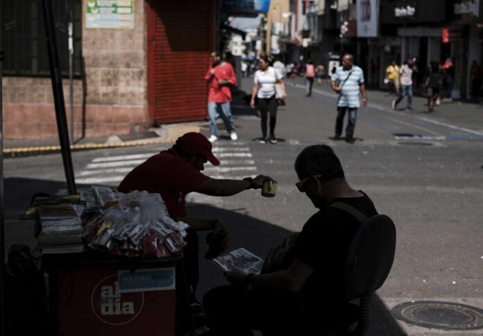 Fotografía de archivo en la que se captó a un grupo de personas al transitar por una calle del centro de San José (Costa Rica). EFE/Jeffrey Arguedas
