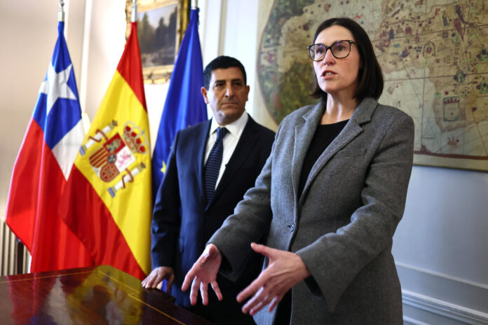 La embajadora de España en Chile, Laura Oroz (d), fue captada este 2 de julio al intervenir durante la presentación de España como país invitado de honor al evento 'Emprende Tu Mente Day' (EtM Day) que se desarrollará en noviembre próximo en la capital chilena. EFE/Javier Torres
