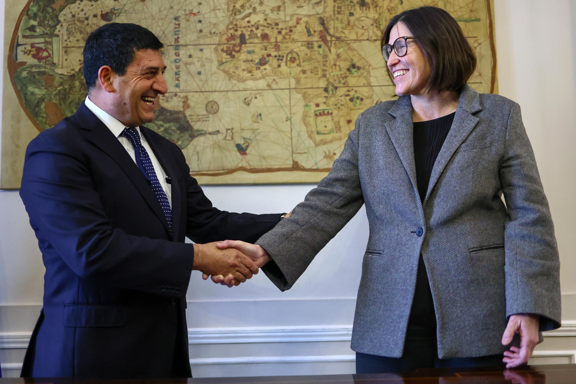 La embajadora de España en Chile, Laura Oroz (d), fue captada este 2 de julio al saludar al cofundador de la Fundación Emprende Tu Mente, Daniel Daccarett, durante la presentación de España como país invitado de honor al evento 'Emprende Tu Mente Day' (EtM Day) que se desarrollará en noviembre próximo en la capital chilena. EFE/Javier Torres
