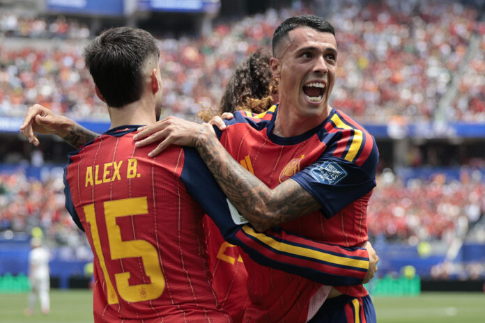 Jugadores de España celebran un gol de Pedro Porro (d) en un partido por los dieciseisavos de final del Mundial de la FIFA 2026 entre España y Austria en el estadio SoFi en Los Ángeles (EE.UU.). EFE/ Lavandeira Jr
