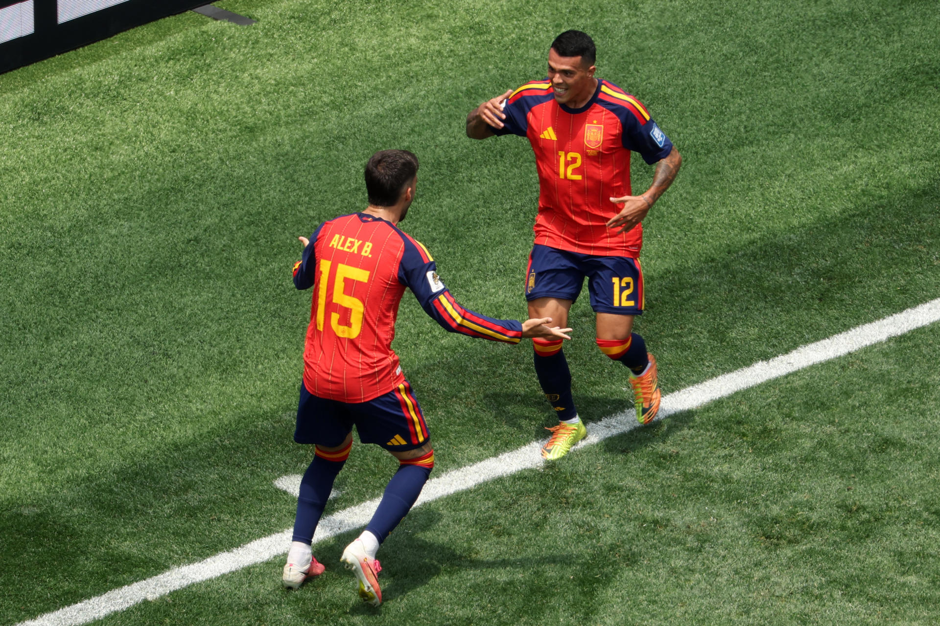 Pedro Porro (d), de España, celebra un gol en un partido por los dieciseisavos de final del Mundial de la FIFA 2026 entre España y Austria en el estadio SoFi en Los Ángeles (EE.UU.). EFE/ David Toro
